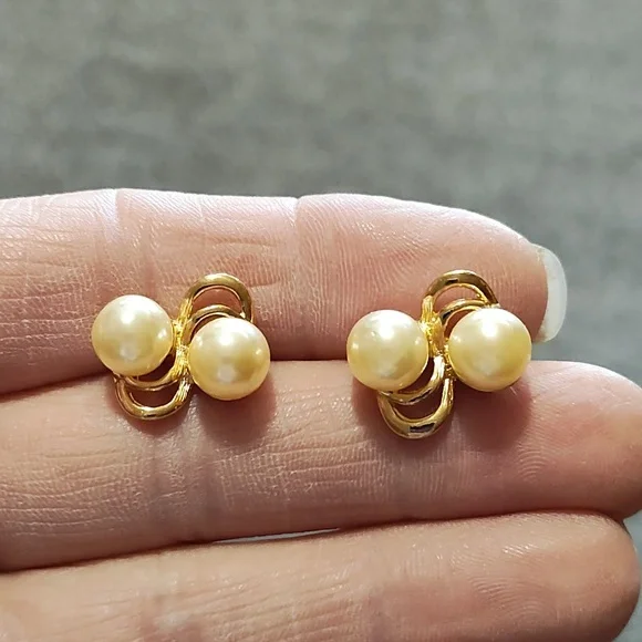 VINTAGE GOLD-TONE IVORY FAUX DOUBLE PEARL STUD .5" EARRINGS - Picture 3 of 8